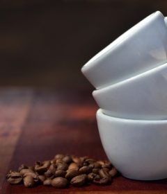 Kawa i filiżanki - czy warto kupić ekspres na kapsułki?